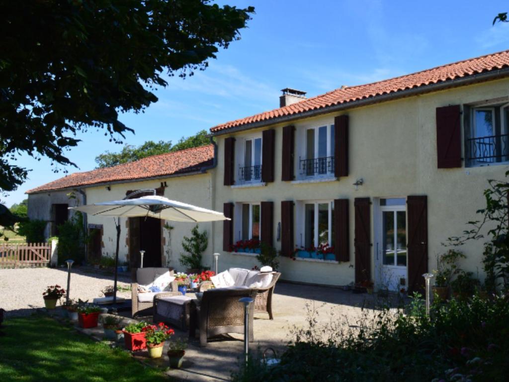 Homestay Arrabella Availles-Limouzine Exterior photo